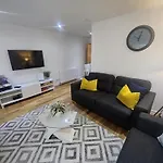 Langley Apartment City Centre Secure Parking 2 Min Walk, Public Transport 1 Min Walk, Great Location Quiet Side Street 2 Bedroom, 2 Bathroom Reduced Prices On Longer Stays