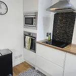Langley Apartment City Centre Secure Parking 2 Min Walk, Public Transport 1 Min Walk, Great Location Quiet Side Street 2 Bedroom, 2 Bathroom Reduced Prices On Longer Stays
