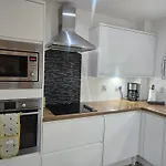 Langley Apartment City Centre Secure Parking 2 Min Walk, Public Transport 1 Min Walk, Great Location Quiet Side Street 2 Bedroom, 2 Bathroom Reduced Prices On Longer Stays