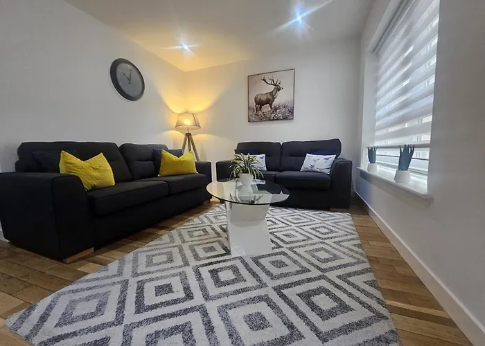 Langley Apartment City Centre Secure Parking 2 Min Walk, Public Transport 1 Min Walk, Great Location Quiet Side Street 2 Bedroom, 2 Bathroom Reduced Prices On Longer Stays
