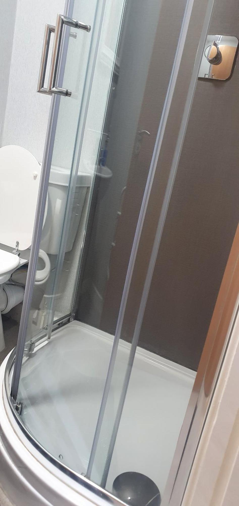 Langley Centre Secure Parking 2 Min Walk, Public Transport 1 Min Walk, Great Location Quiet Side Street 2 Bedroom, 2 Bathroom Reduced Prices On Longer Apartment