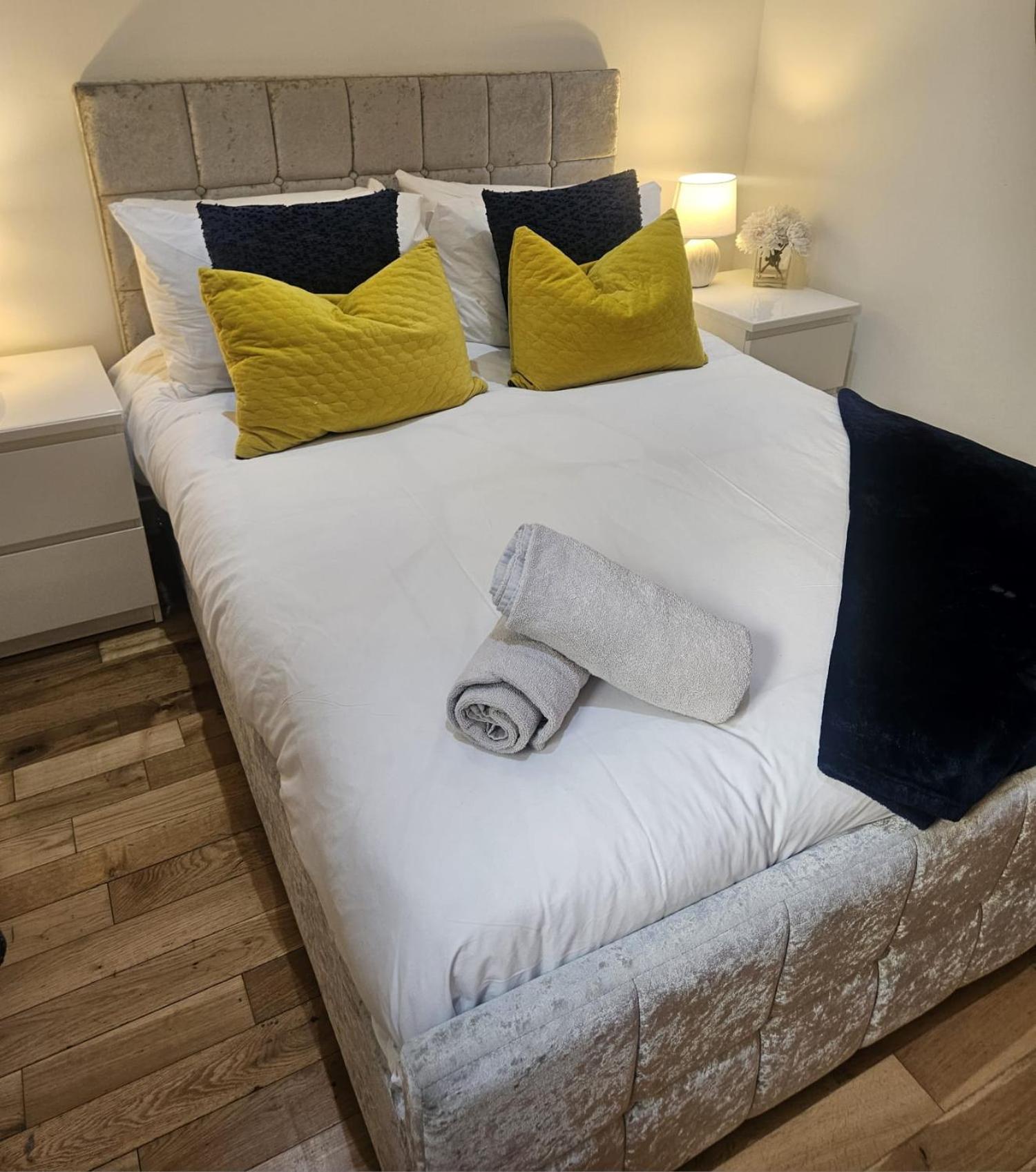 Langley Centre Secure Parking 2 Min Walk, Public Transport 1 Min Walk, Great Location Quiet Side Street 2 Bedroom, 2 Bathroom Reduced Prices On Longer Apartment Inverness