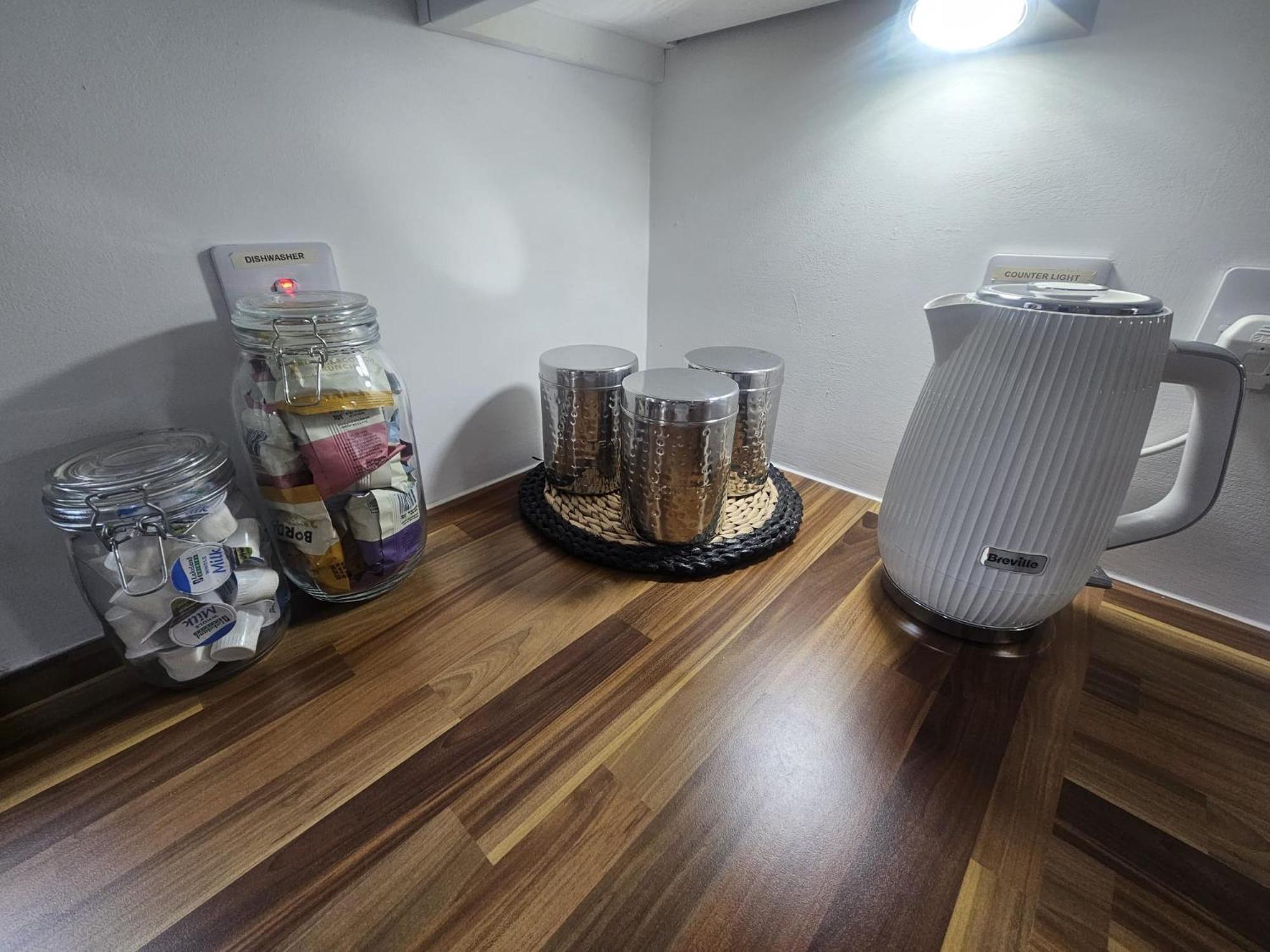 Langley Centre Secure Parking 2 Min Walk, Public Transport 1 Min Walk, Great Location Quiet Side Street 2 Bedroom, 2 Bathroom Reduced Prices On Longer Apartment *