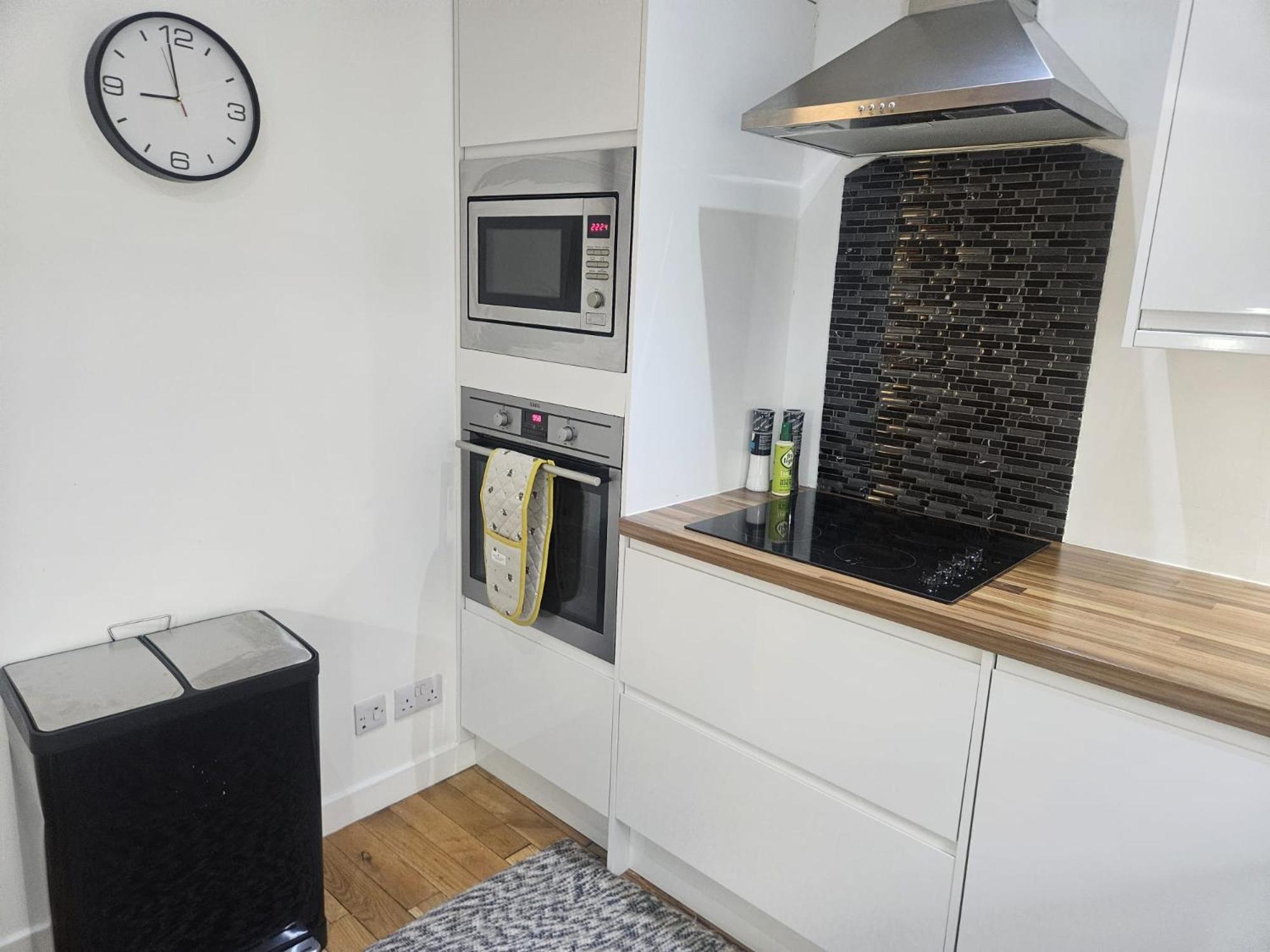 Apartment Langley Centre Secure Parking 2 Min Walk, Public Transport 1 Min Walk, Great Location Quiet Side Street 2 Bedroom, 2 Bathroom Reduced Prices On Longer *