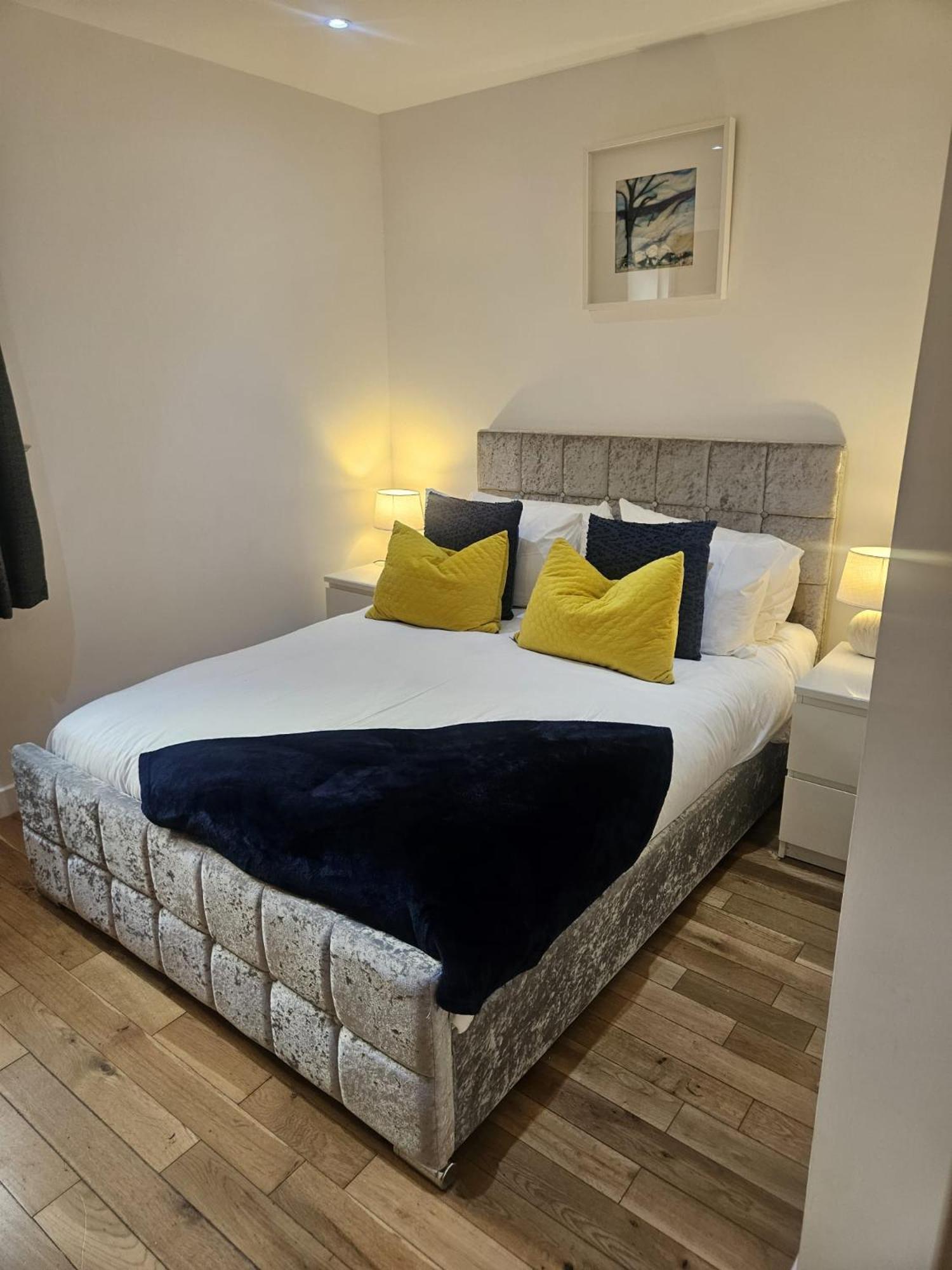 Apartment Langley Centre Secure Parking 2 Min Walk, Public Transport 1 Min Walk, Great Location Quiet Side Street 2 Bedroom, 2 Bathroom Reduced Prices On Longer