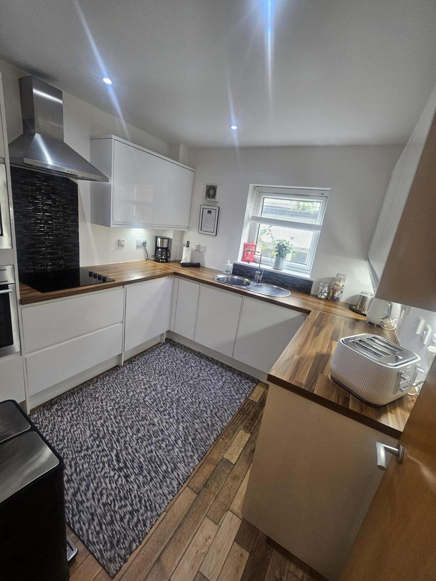 Langley Centre Secure Parking 2 Min Walk, Public Transport 1 Min Walk, Great Location Quiet Side Street 2 Bedroom, 2 Bathroom Reduced Prices On Longer *