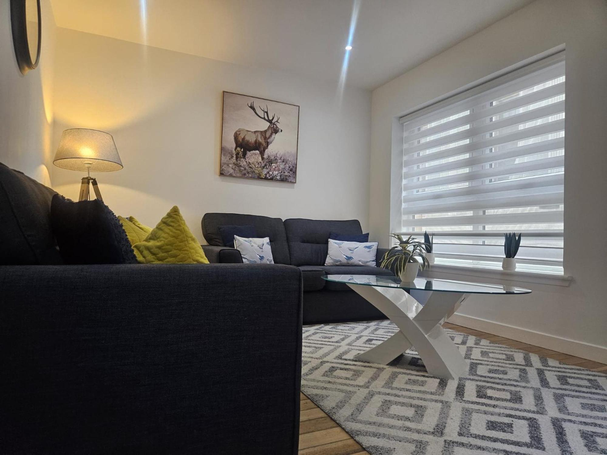 Langley Centre Secure Parking 2 Min Walk, Public Transport 1 Min Walk, Great Location Quiet Side Street 2 Bedroom, 2 Bathroom Reduced Prices On Longer Apartment Inverness