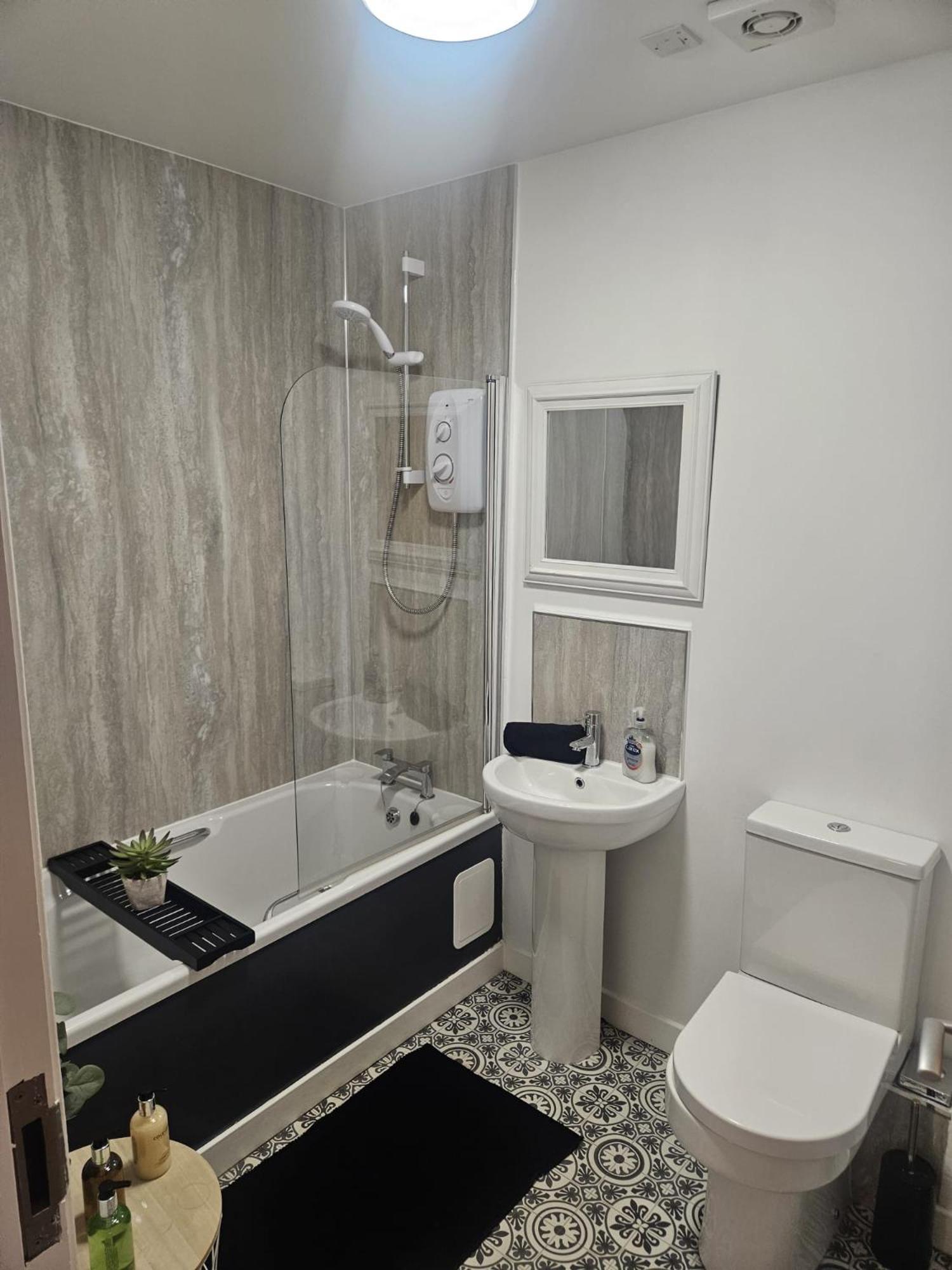 Langley Centre Secure Parking 2 Min Walk, Public Transport 1 Min Walk, Great Location Quiet Side Street 2 Bedroom, 2 Bathroom Reduced Prices On Longer *