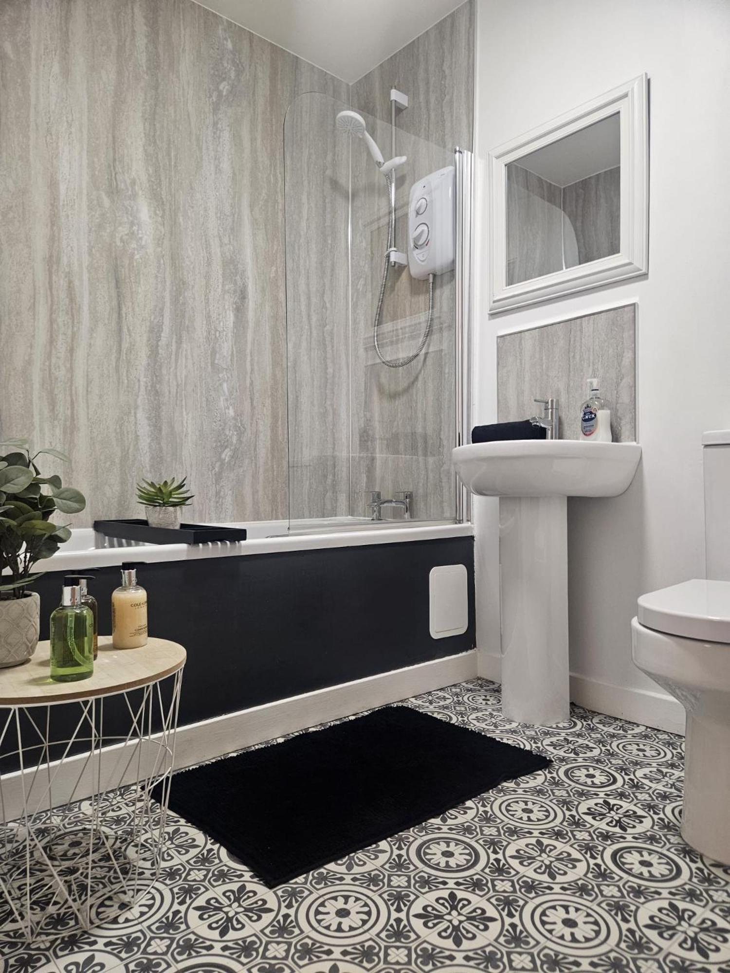 Langley Centre Secure Parking 2 Min Walk, Public Transport 1 Min Walk, Great Location Quiet Side Street 2 Bedroom, 2 Bathroom Reduced Prices On Longer Inverness